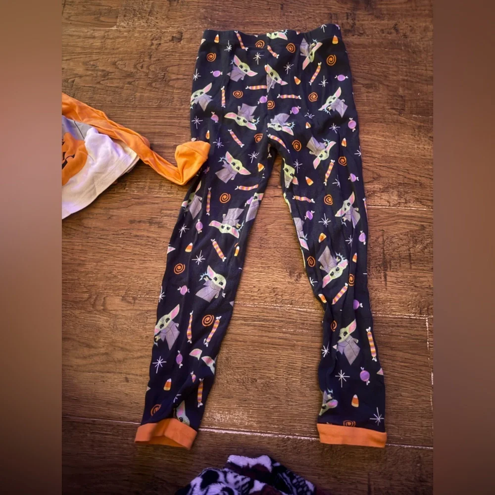 Girls size 8 Halloween baby Yoda pajamas girls Mandalorian